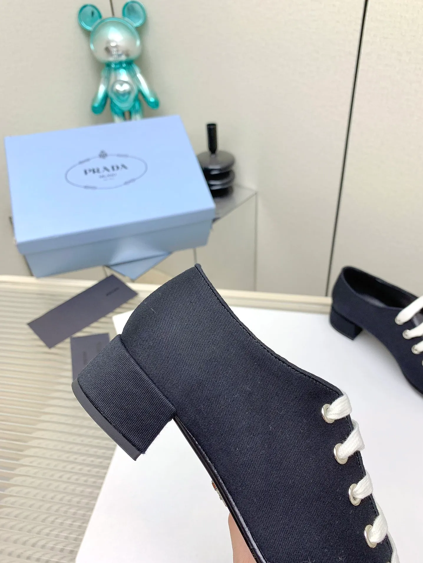 👟👟Ex-factory price 620👟👟 (Higher version) Prada 25/Spring and Summer Catwalk New lace-up hollow shoelace Mary Jane thick heel shoes This year’s lace-up element is super popular and really fashionable. I am obsessed with the appearance and comfort! The salty or sweet doll head design is full of girlishness. It is retro and playful yet elegant. The key is that it is easy to wear. ✔️Upper: original customized fabric ✔️Inner: sheepskin ✔️Outsole: genuine leather outsole imported from Italy ✔️Size: #35-41 (40.41 custom-made, non-refundable)